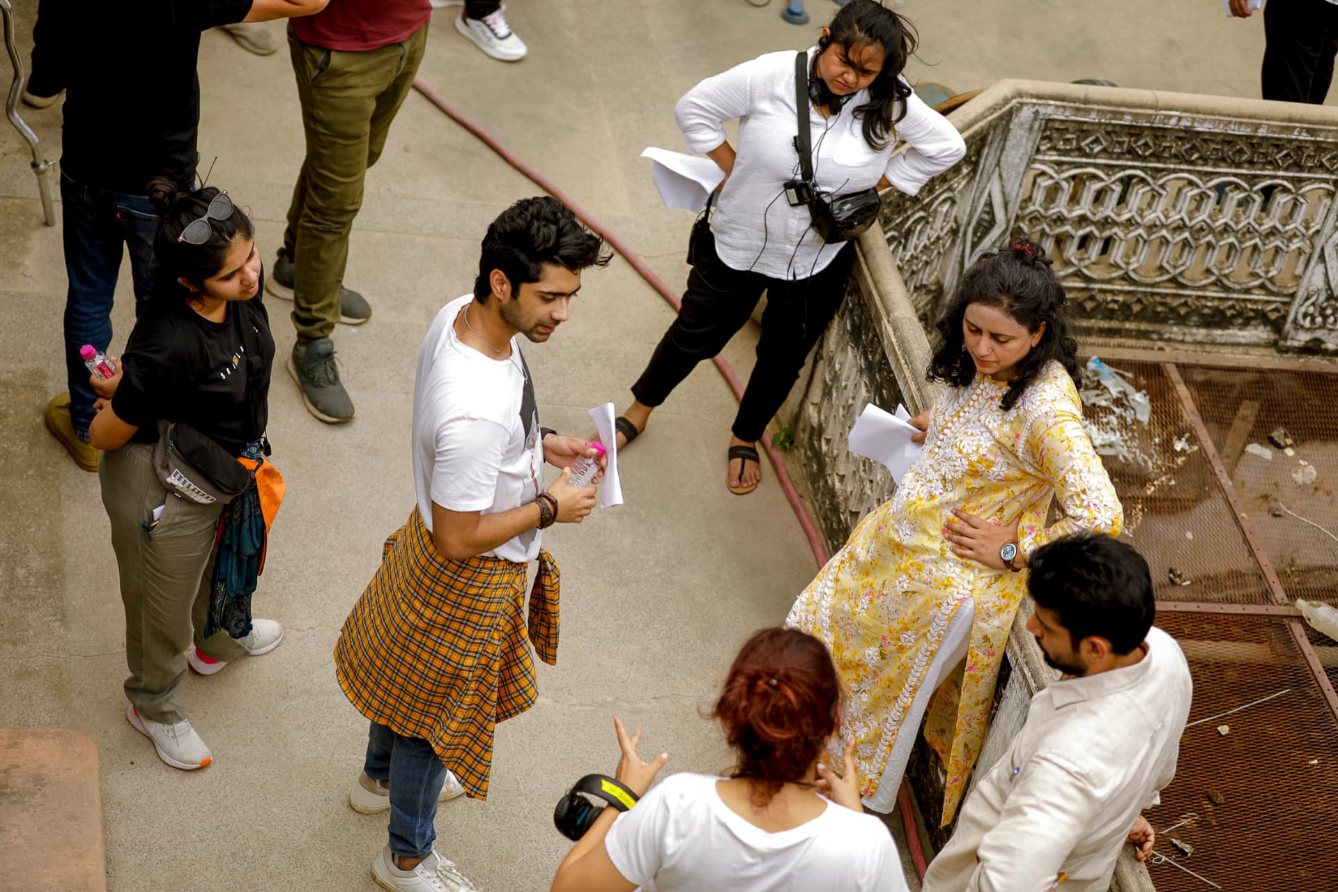 Cast and crew rehearsing on a Jaipur haveli rooftop for Rangeen